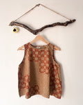 sleeveless tee rust/offwht ajrakh