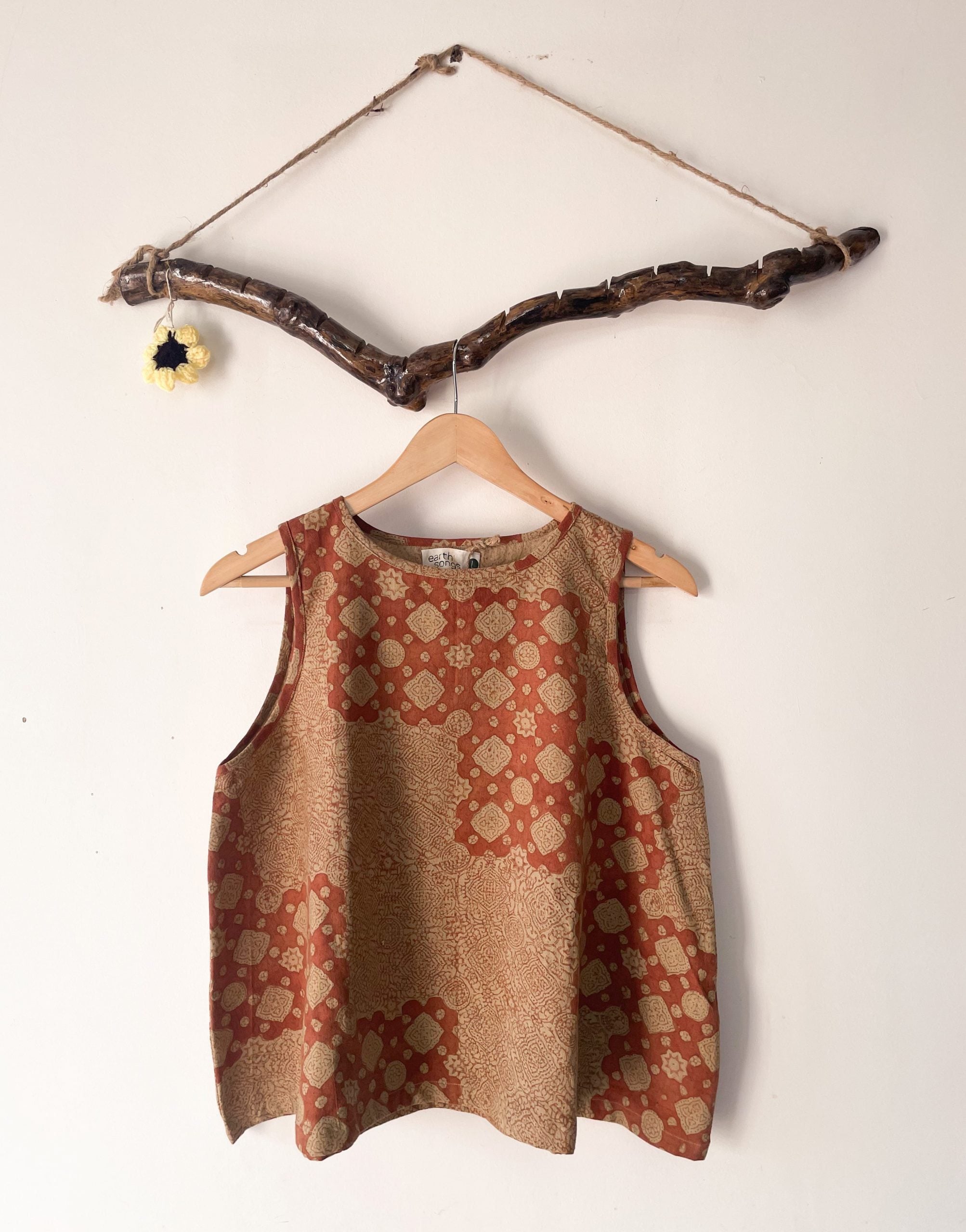 sleeveless tee rust/offwht ajrakh